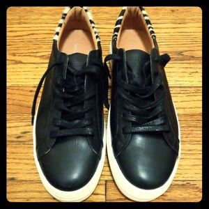 Women's Size 10 Shoes in Black/ Zebra Pattern